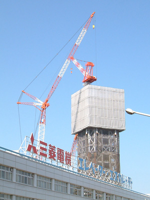 建設中のエレベータ試験塔